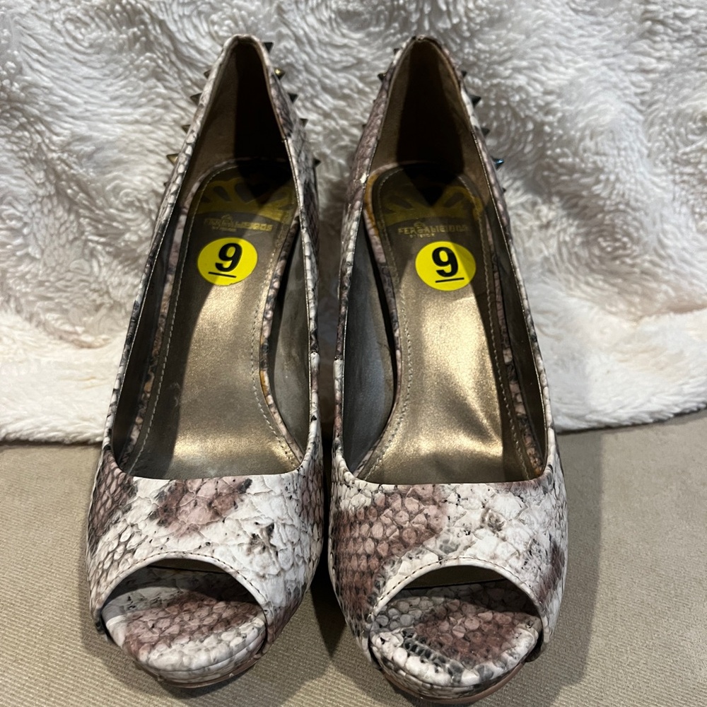 Snakeskin brown and white peep toe heels with spikes